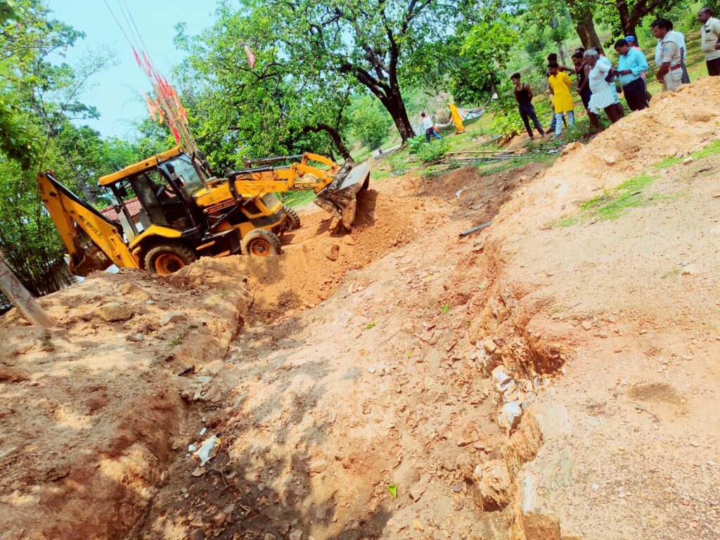 Administration's 'Action' in Tundi: Road blocked by digging a pit, Administration started JCB.