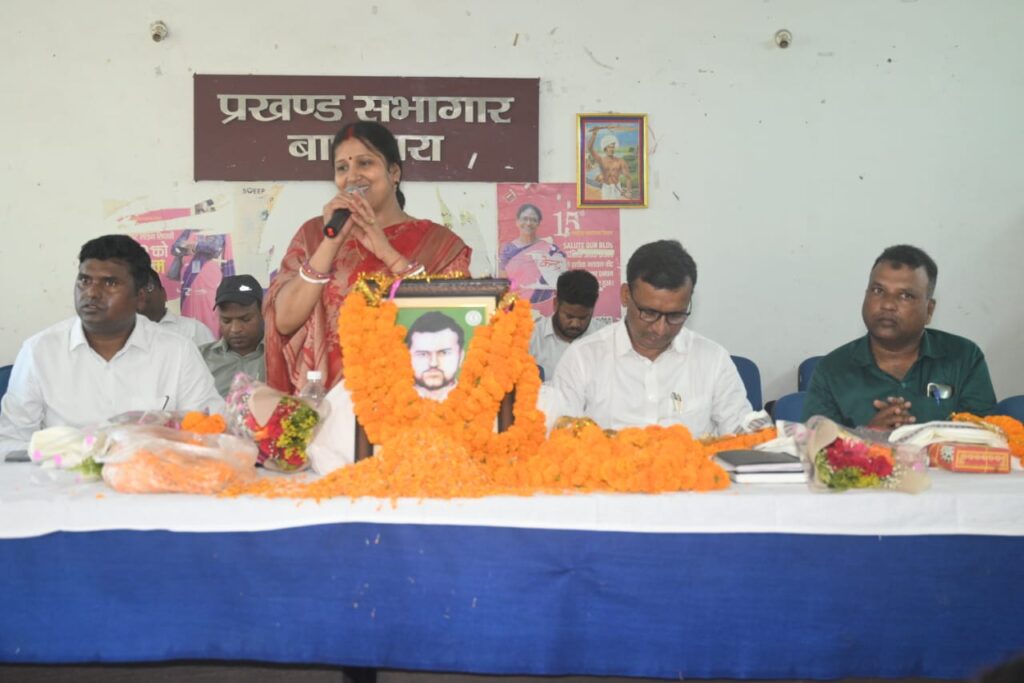 The photograph of martyr Shakti Nath Mahato was installed in the Baghmara block auditorium.