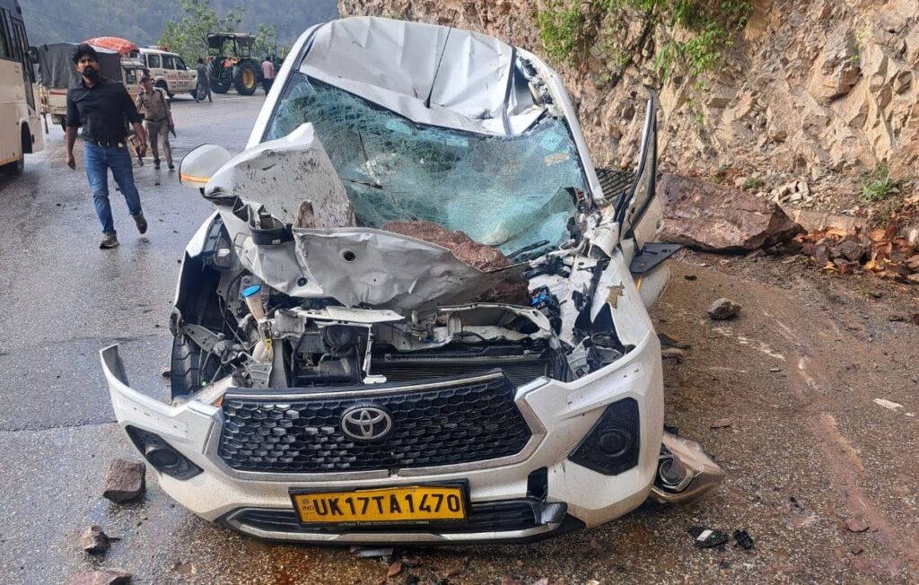 Car crashes due to stones coming from the hill.