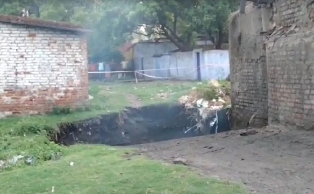 Ground caved in with loud explosion in Godhar of Kusunda, cracks in three houses.