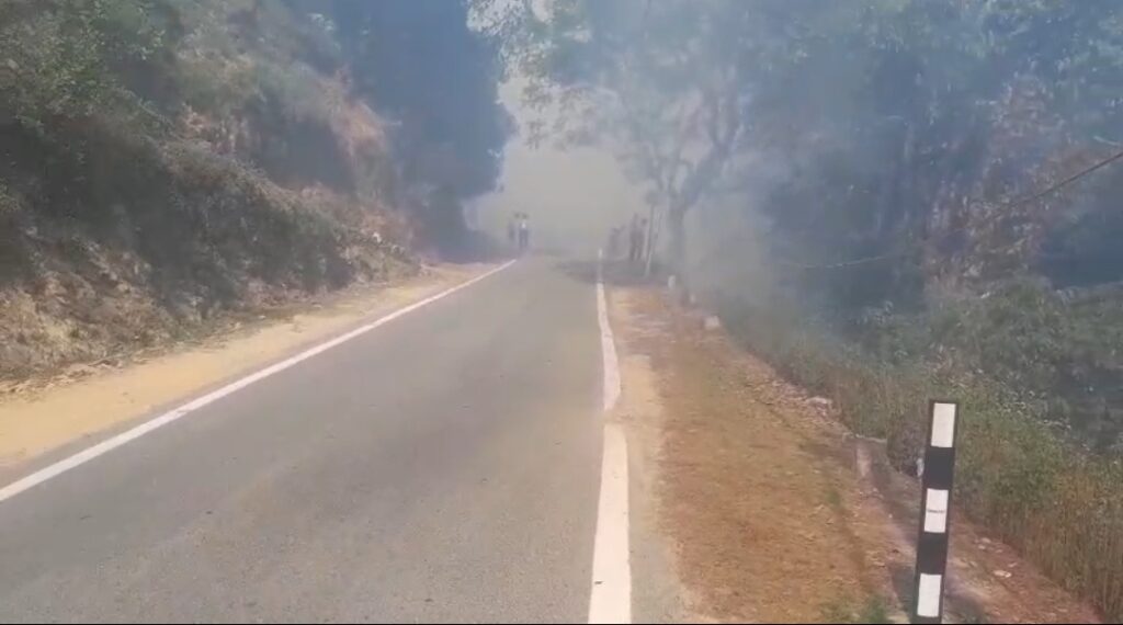 A massive fire broke out in the forests of Mandakhal, traffic remained disrupted.