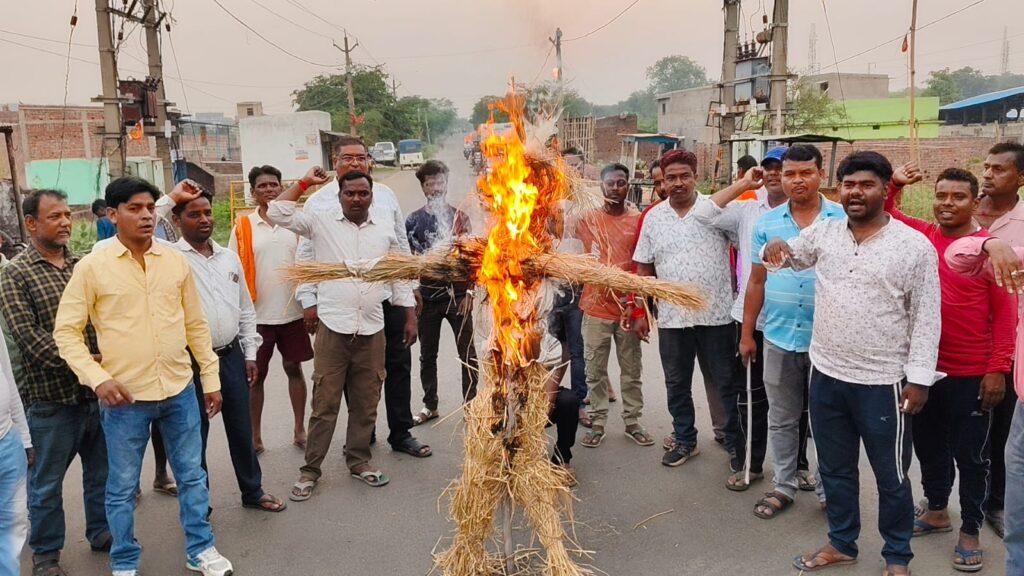 Villagers burnt effigy of DRM regarding underpass bridge.