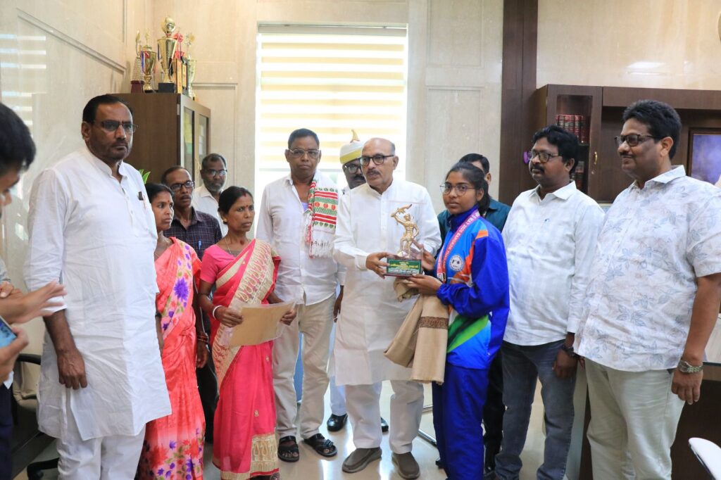 Daughter of Jamtara hoisted the tricolor in Thailand, honored by the Assembly Speaker.