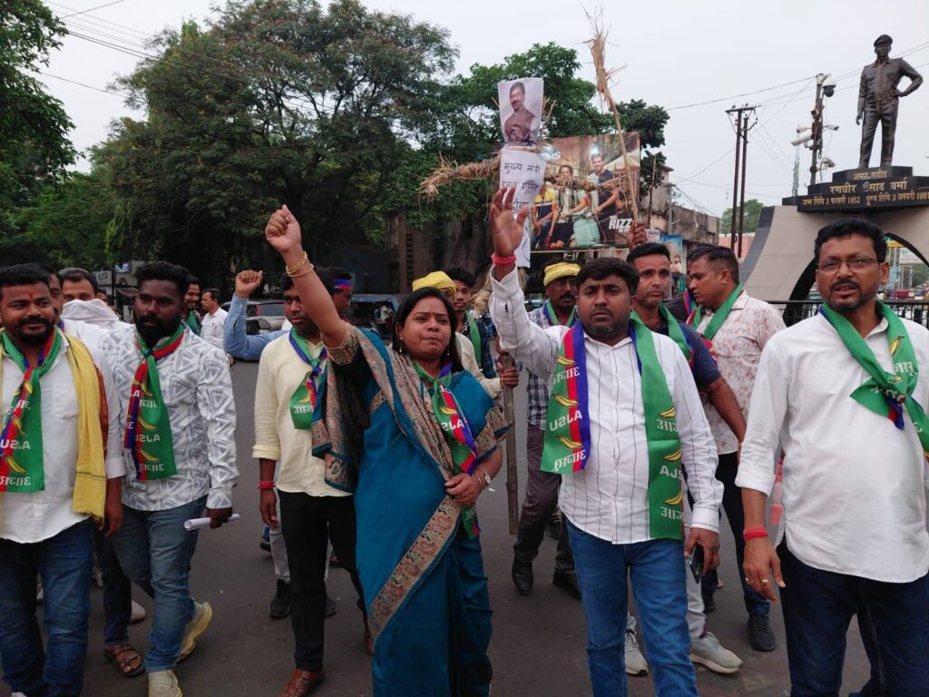 AJSU protest in Dhanbad, effigy of Chief Minister Hemant Soren burnt.
