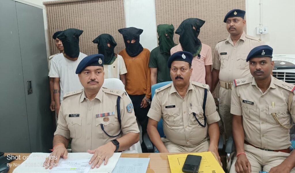 Jamtara police arrested five accused of cyber fraud gang.