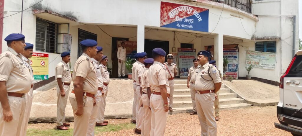 Jamtara SP conducted annual inspection of Narayanpur police station.