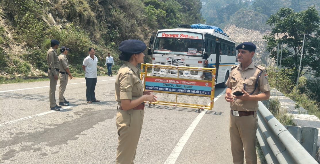 SP inspected the barriers arranged to send the increasing traffic forward in a controlled manner.