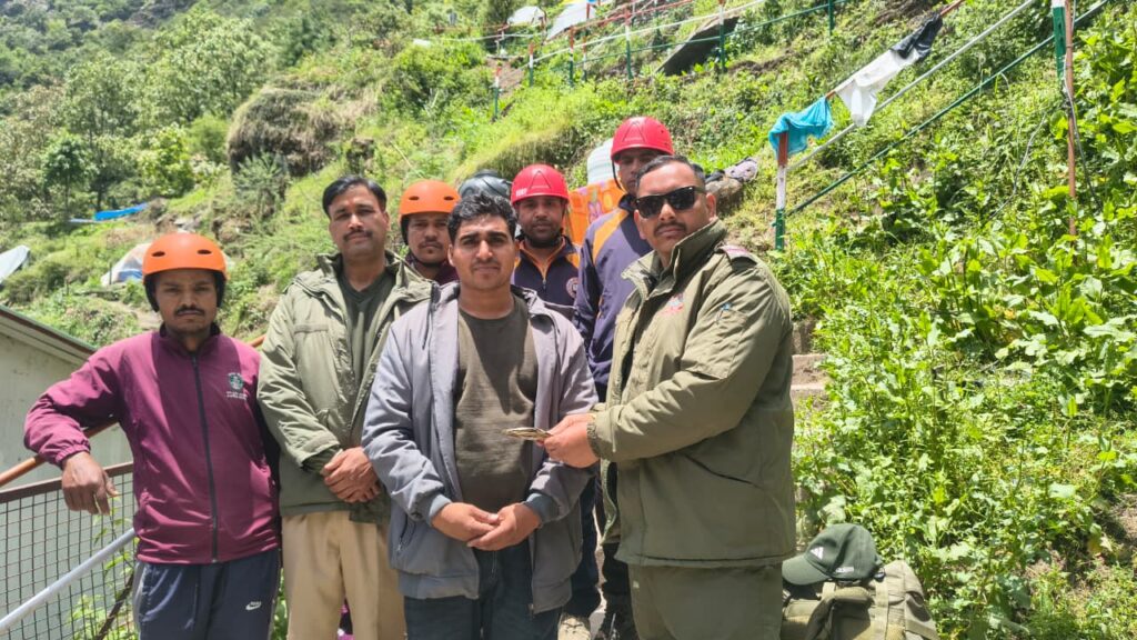 The bag of a devotee returning from Kedarnath Yatra that fell into a 200 meter deep ditch and Rs 40,500 in cash was recovered and returned safely.