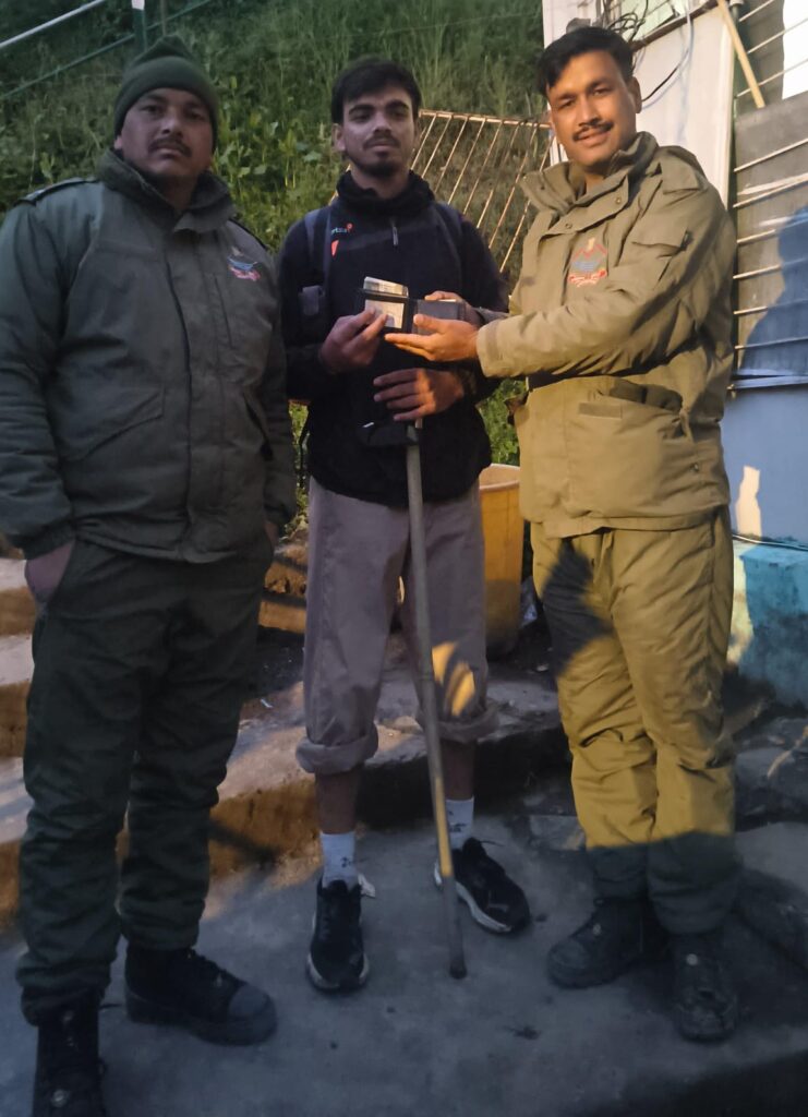 Due to the promptness of Rudraprayag Police and honesty of the horse hawker, a devotee from Delhi found his lost purse and cash safely.
