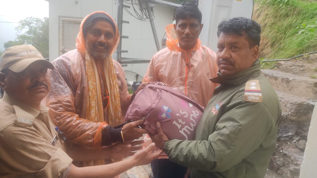 Rudraprayag Police found and returned the lost bag of a devotee of Andhra Pradesh on the Kedarnath Yatra route, the devotee expressed gratitude.