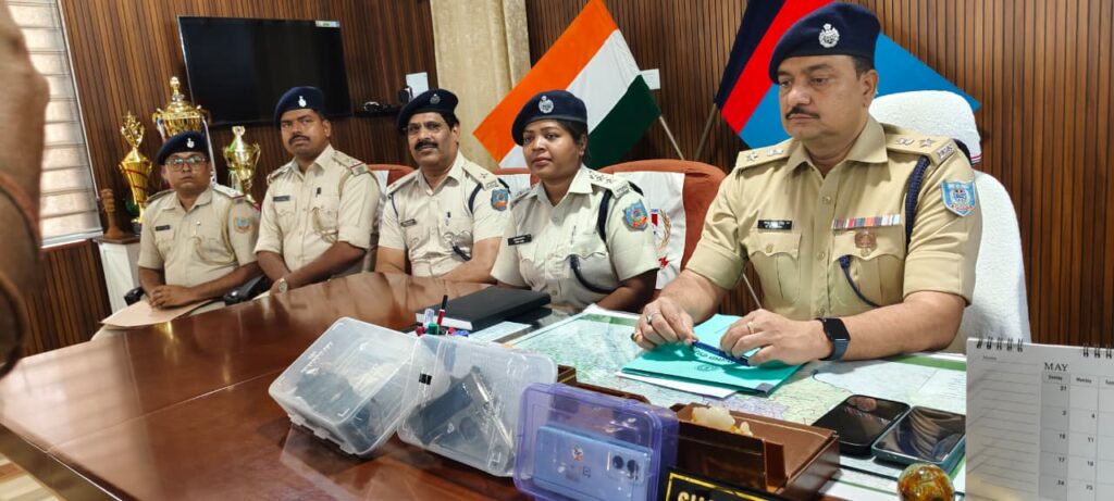 Robbery revealed by railway employee, minors arrested, pistol, bike and other items recovered.