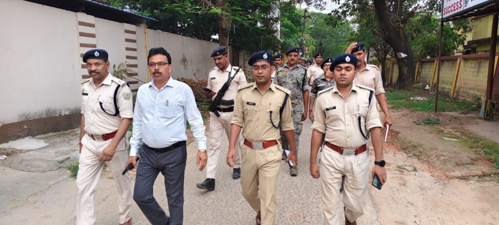 Police demonstrated strength in Jamtara, assured security through flag march.