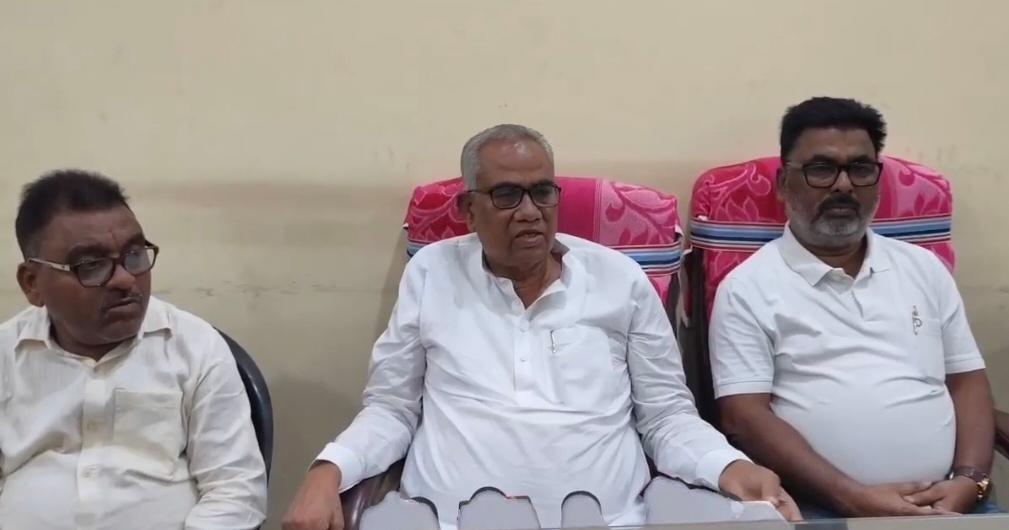 Former minister Jaleshwar Mahato said, Dhanbad MP should stop posing for photos and solve the real problems.