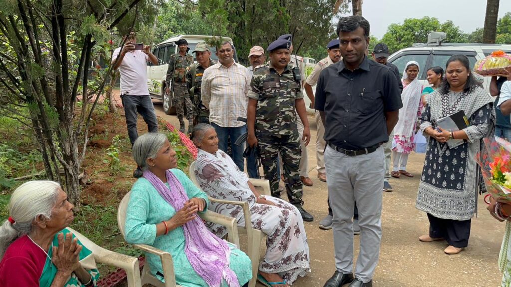 Deputy Commissioner Manjunath Bhajantri inspected Kulagu Piska Nagadi Old Age Home.
