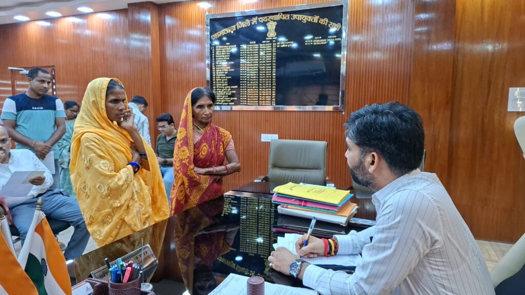 Jamtara Deputy Commissioner listened to the problems of common people in Janata Darbar.