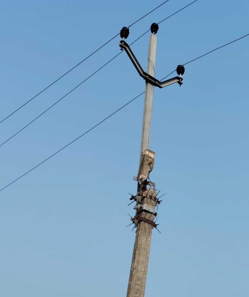 A dilapidated electric pole of eleven thousand volts can cause a major accident, the department is silent
