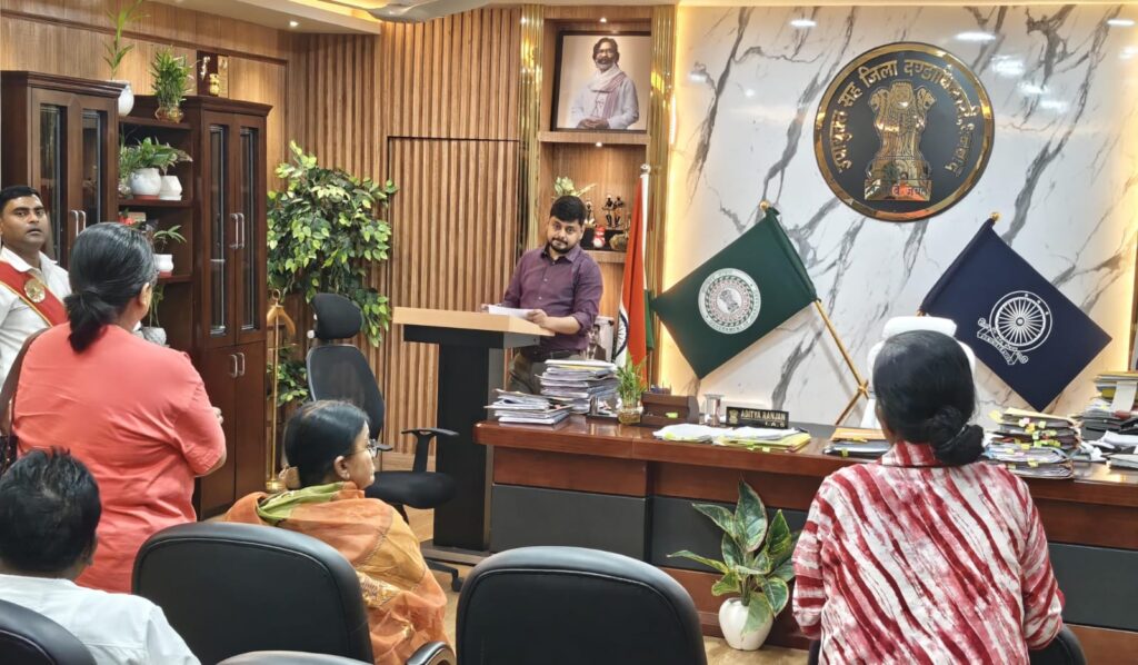 Deputy Commissioner listened to the problems of common people in Janata Darbar.