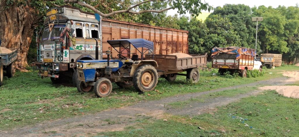 03 tractors loaded with illegal sand and 01 tractor loaded with stone chips were seized.