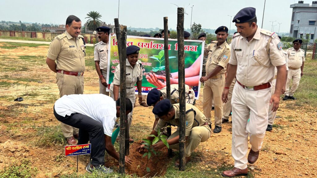 Jamtara Police took the pledge of greenery, planted large trees in the police center
