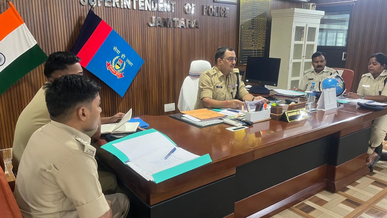 SP's monthly crime review meeting in Jamtara