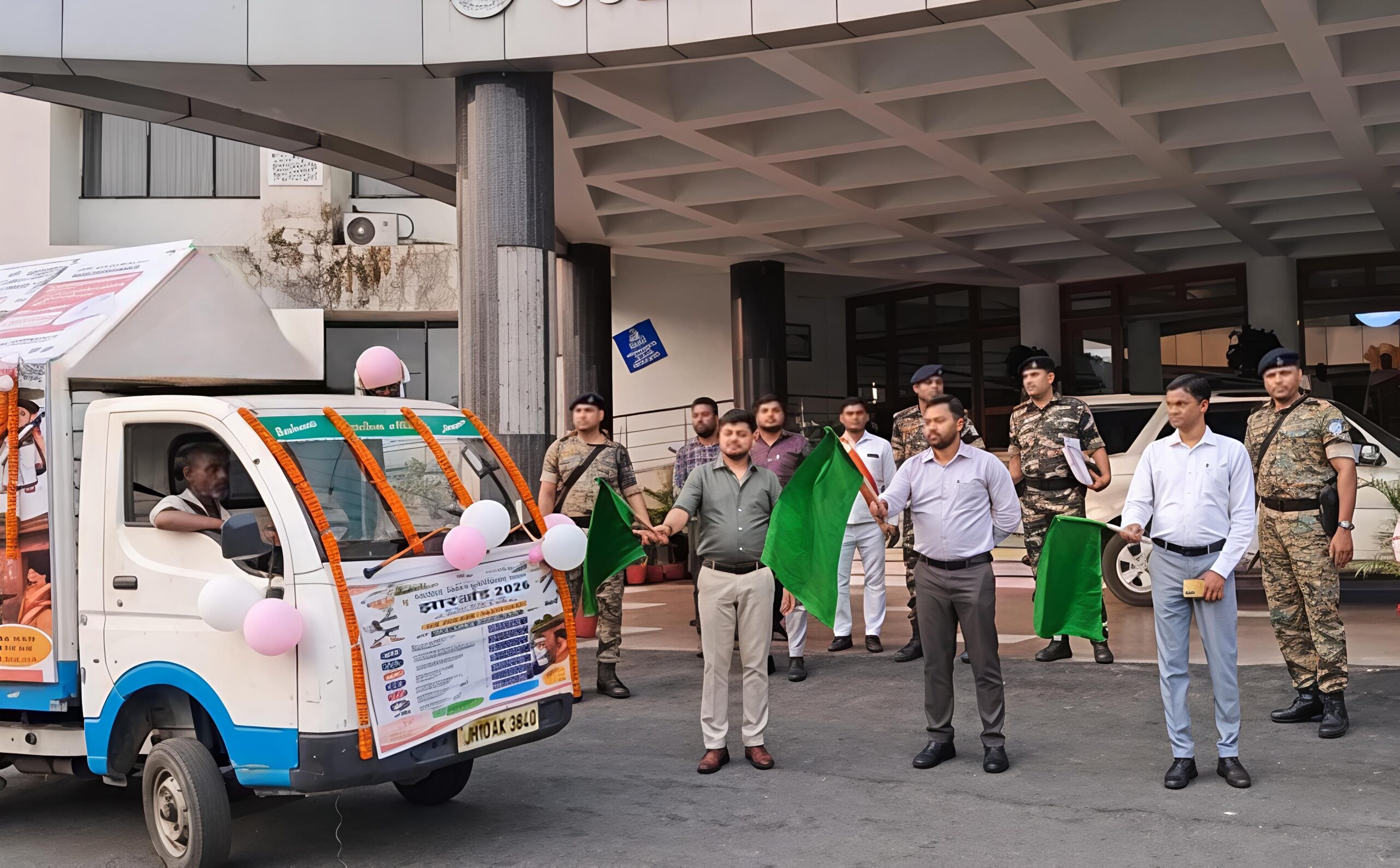 SIR जागरूकता प्रचार वाहन को हरी झंडी दिखाकर किया रवाना