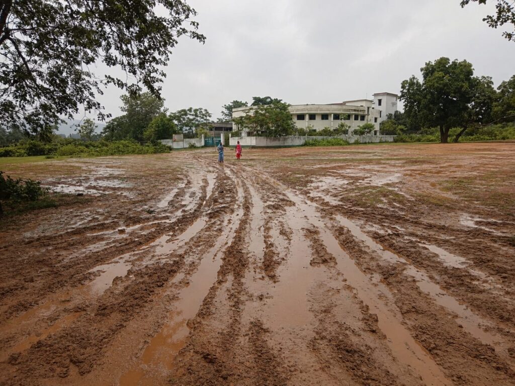 No road to reach the school; female students' futures forced to get stuck in the mud.