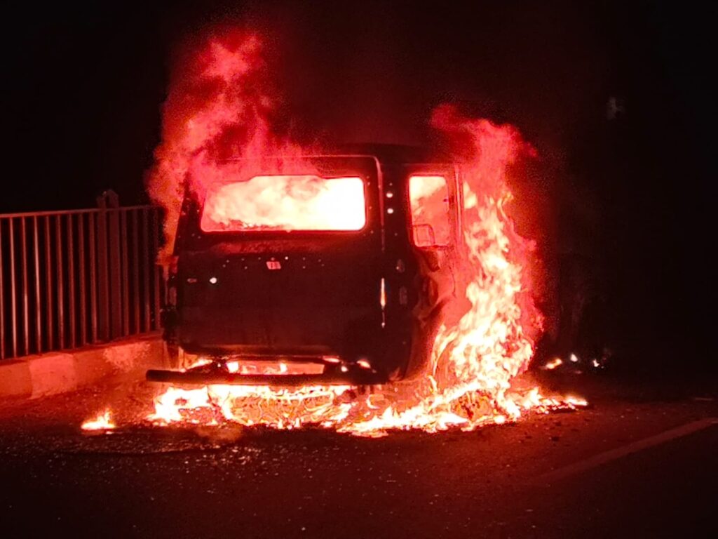 Massive fire breaks out in a moving Scorpio on NH-2 at Nirsa; vehicle reduced to ashes.