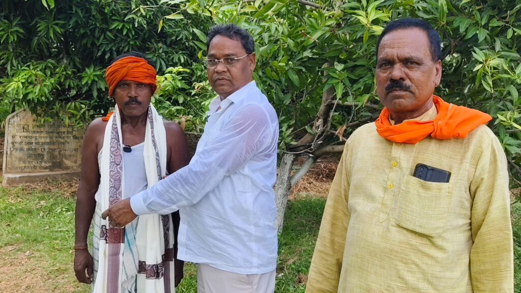 BJP leader Suresh Mahto honored Jharkhand movement activist and farmer Ramchandra Rana by presenting him with an *angavastra* (ceremonial stole).