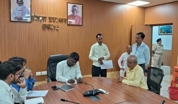 Assistant Director of Social Security listened to the problems of the public.