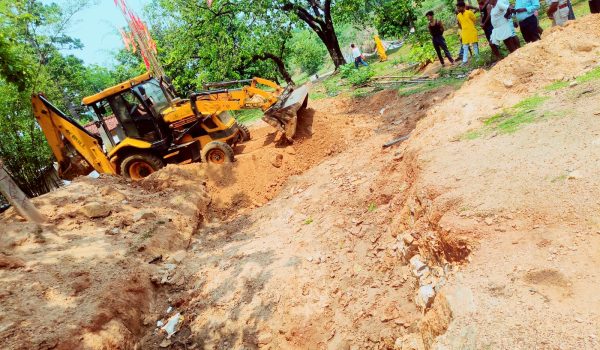 Administration's 'Action' in Tundi: Road blocked by digging a pit, Administration started JCB.