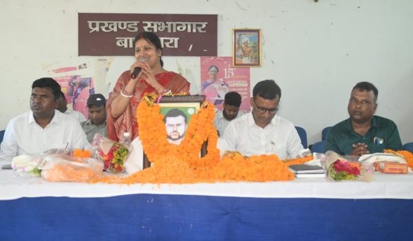 The photograph of martyr Shakti Nath Mahato was installed in the Baghmara block auditorium.