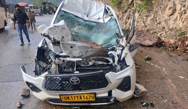 Car crashes due to stones coming from the hill.