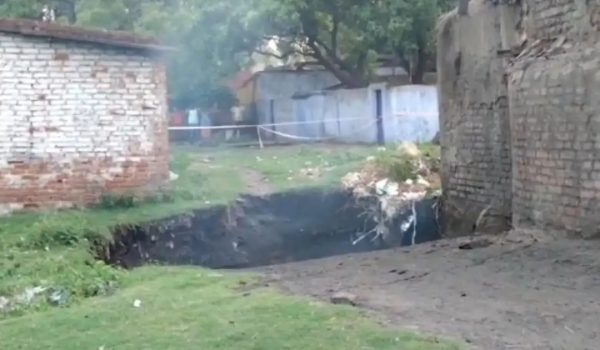 Ground caved in with loud explosion in Godhar of Kusunda, cracks in three houses.