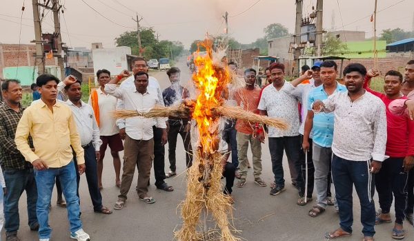 Villagers burnt effigy of DRM regarding underpass bridge.