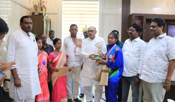 Daughter of Jamtara hoisted the tricolor in Thailand, honored by the Assembly Speaker.