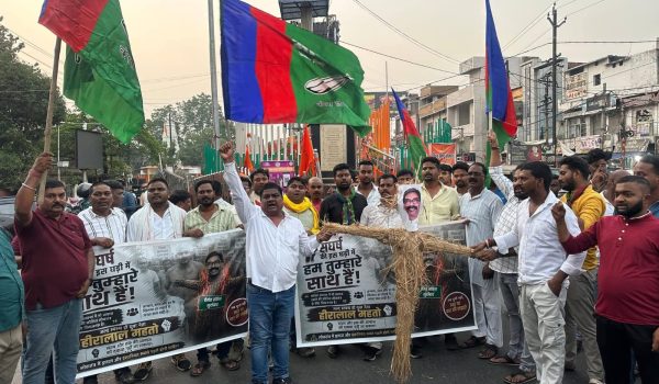 AJSU burnt the effigy of the Chief Minister in Ramgarh.