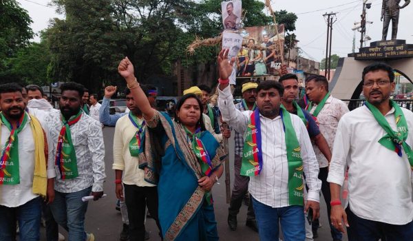 AJSU protest in Dhanbad, effigy of Chief Minister Hemant Soren burnt.