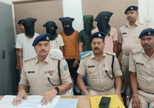 Jamtara police arrested five accused of cyber fraud gang.