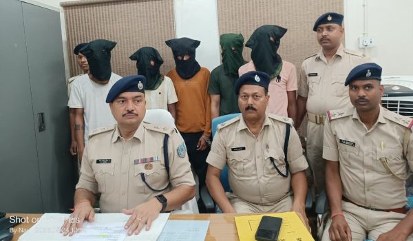 Jamtara police arrested five accused of cyber fraud gang.