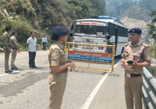 SP inspected the barriers arranged to send the increasing traffic forward in a controlled manner.