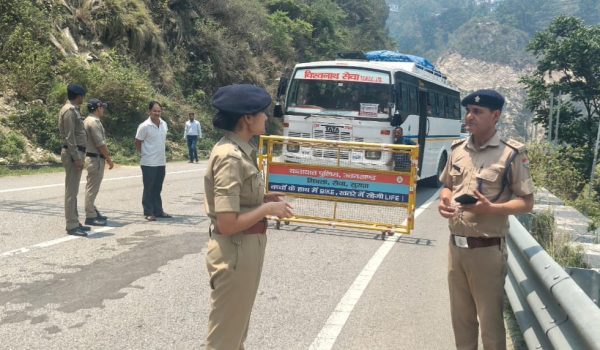 SP inspected the barriers arranged to send the increasing traffic forward in a controlled manner.