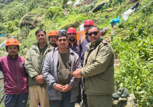 The bag of a devotee returning from Kedarnath Yatra that fell into a 200 meter deep ditch and Rs 40,500 in cash was recovered and returned safely.