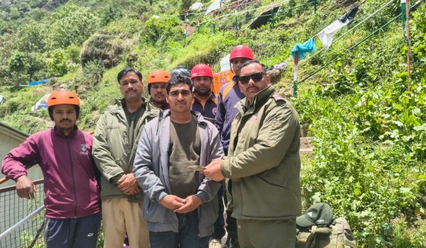 The bag of a devotee returning from Kedarnath Yatra that fell into a 200 meter deep ditch and Rs 40,500 in cash was recovered and returned safely.