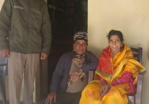 Vigilance of Rudraprayag Police, 82-year-old elderly woman who got separated on Kedarnath Yatra route was reunited with her family safely.