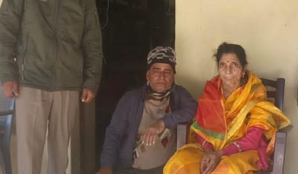 Vigilance of Rudraprayag Police, 82-year-old elderly woman who got separated on Kedarnath Yatra route was reunited with her family safely.