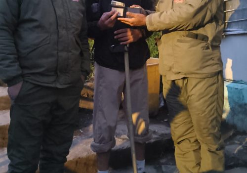 Due to the promptness of Rudraprayag Police and honesty of the horse hawker, a devotee from Delhi found his lost purse and cash safely.