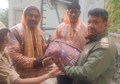 Rudraprayag Police found and returned the lost bag of a devotee of Andhra Pradesh on the Kedarnath Yatra route, the devotee expressed gratitude.
