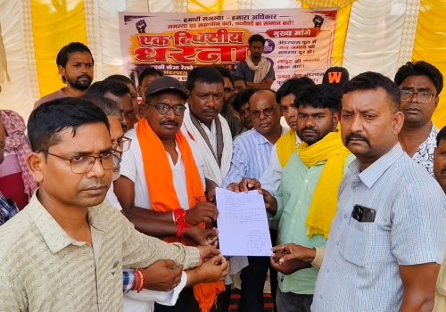 The villagers staged a one-day protest against the railway management with three-point demands.