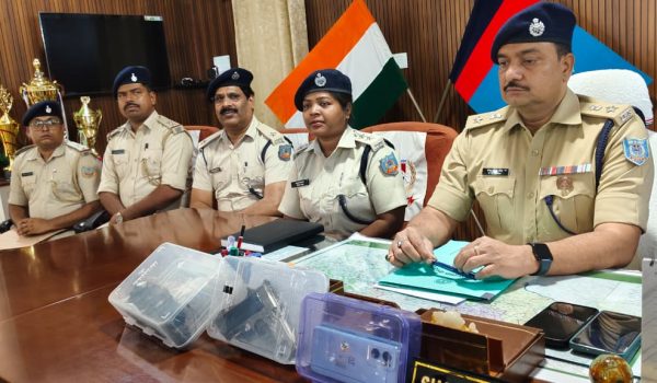 Robbery revealed by railway employee, minors arrested, pistol, bike and other items recovered.