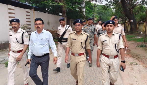 Police demonstrated strength in Jamtara, assured security through flag march.
